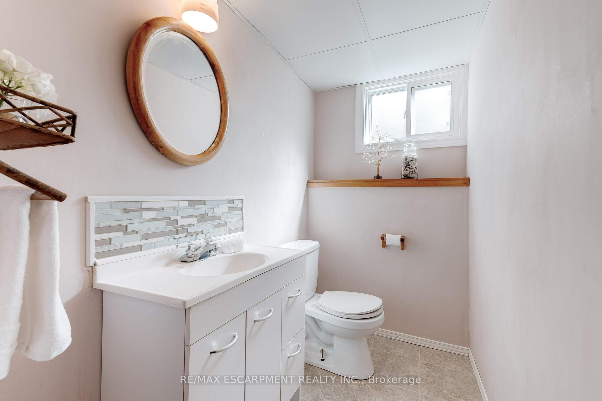 2358 Arnold Crescent photo 24
