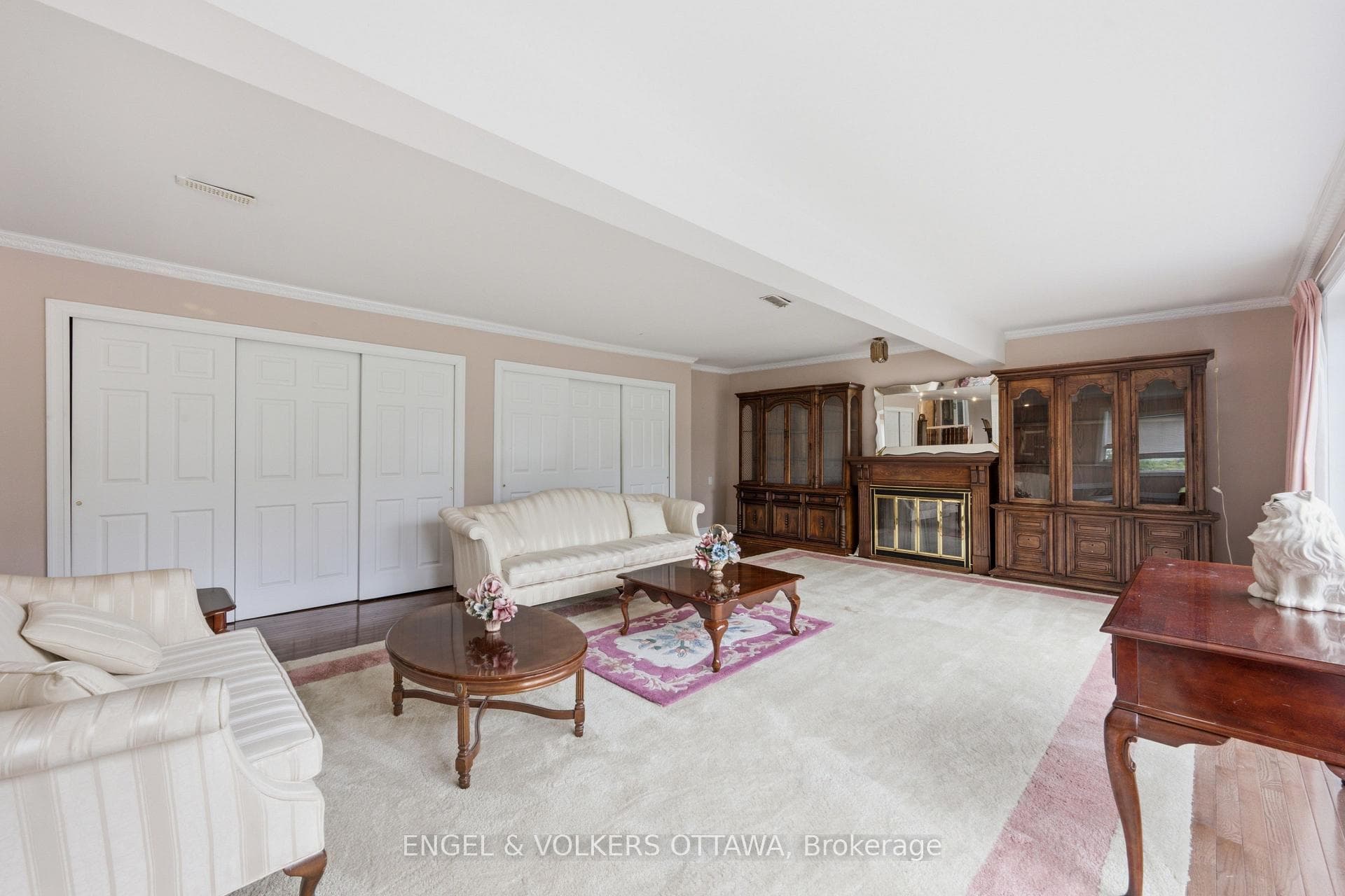 1446 Ridgebrook Drive photo 4