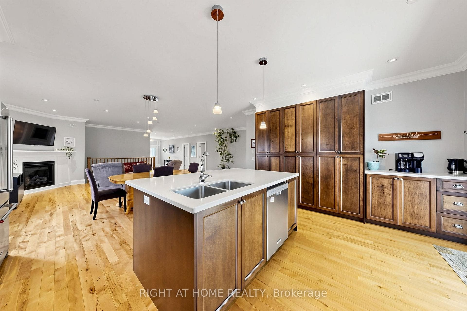 QUARTZ KITCHEN ISLAND, HUGE PANTRY & COFFEE CENTRE