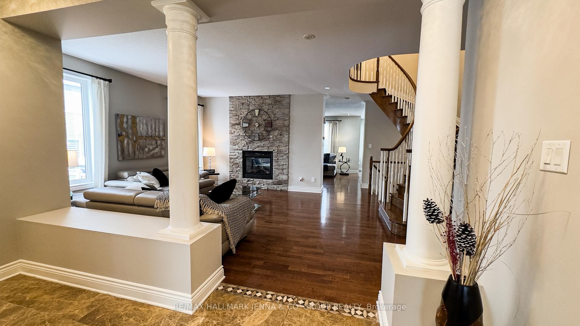 226 Marjan Crescent photo 3