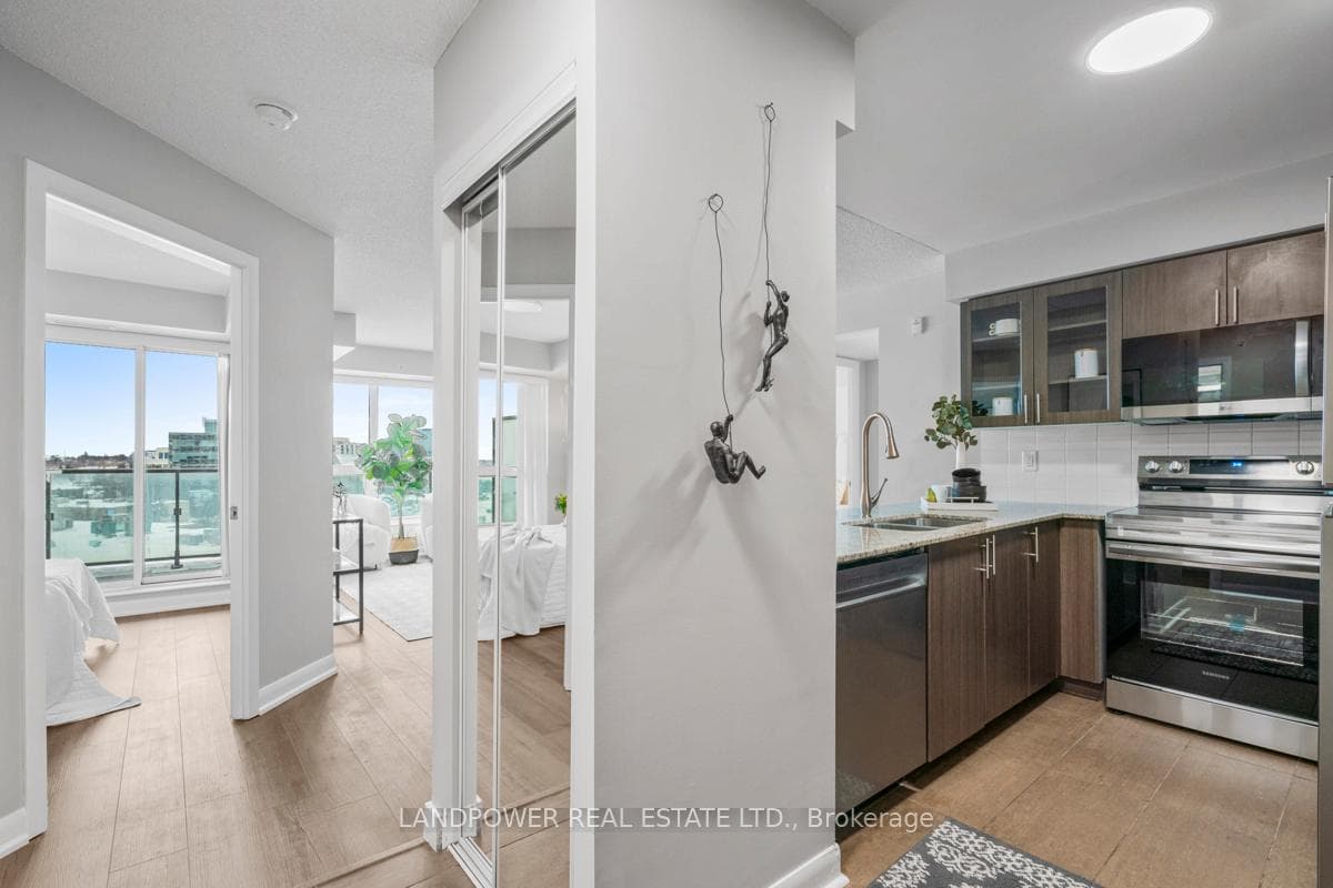 75 Norman Bethune Avenue Unit 516 photo 3