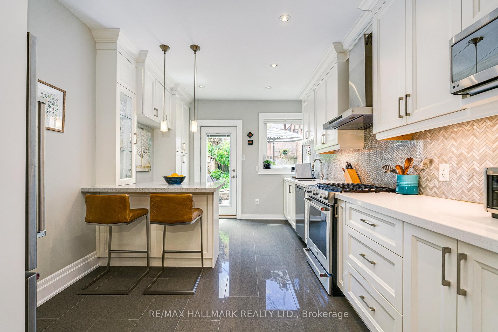 63 Hillsview Avenue photo 10