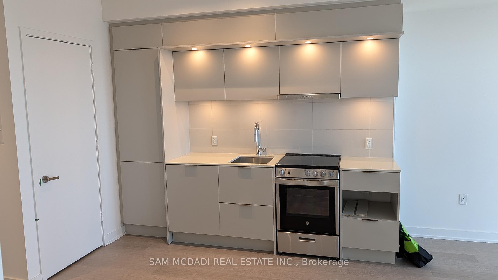 448 Burnhamthorpe Road Unit 2510 photo 1