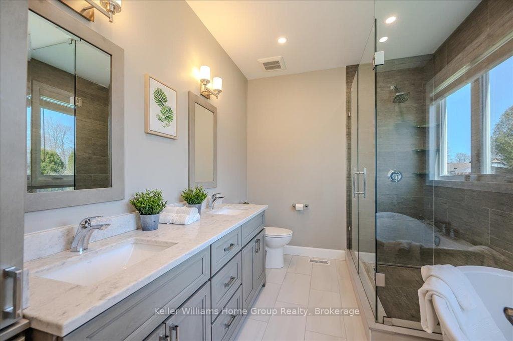 479 St George Street photo 22