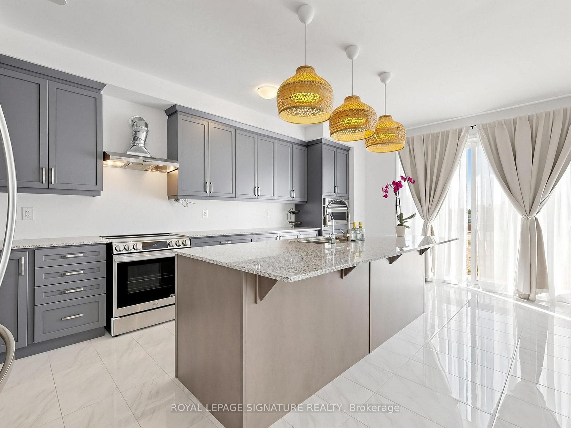 635 Newlove Street photo 5