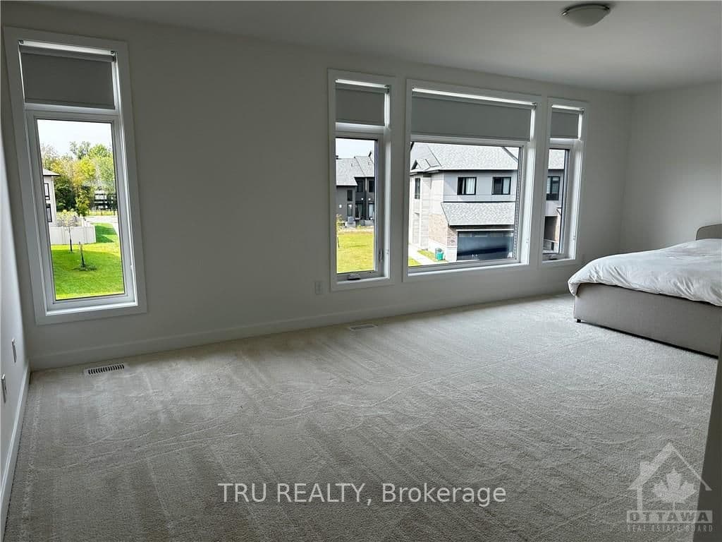 313 WHITHAM Crescent photo 23
