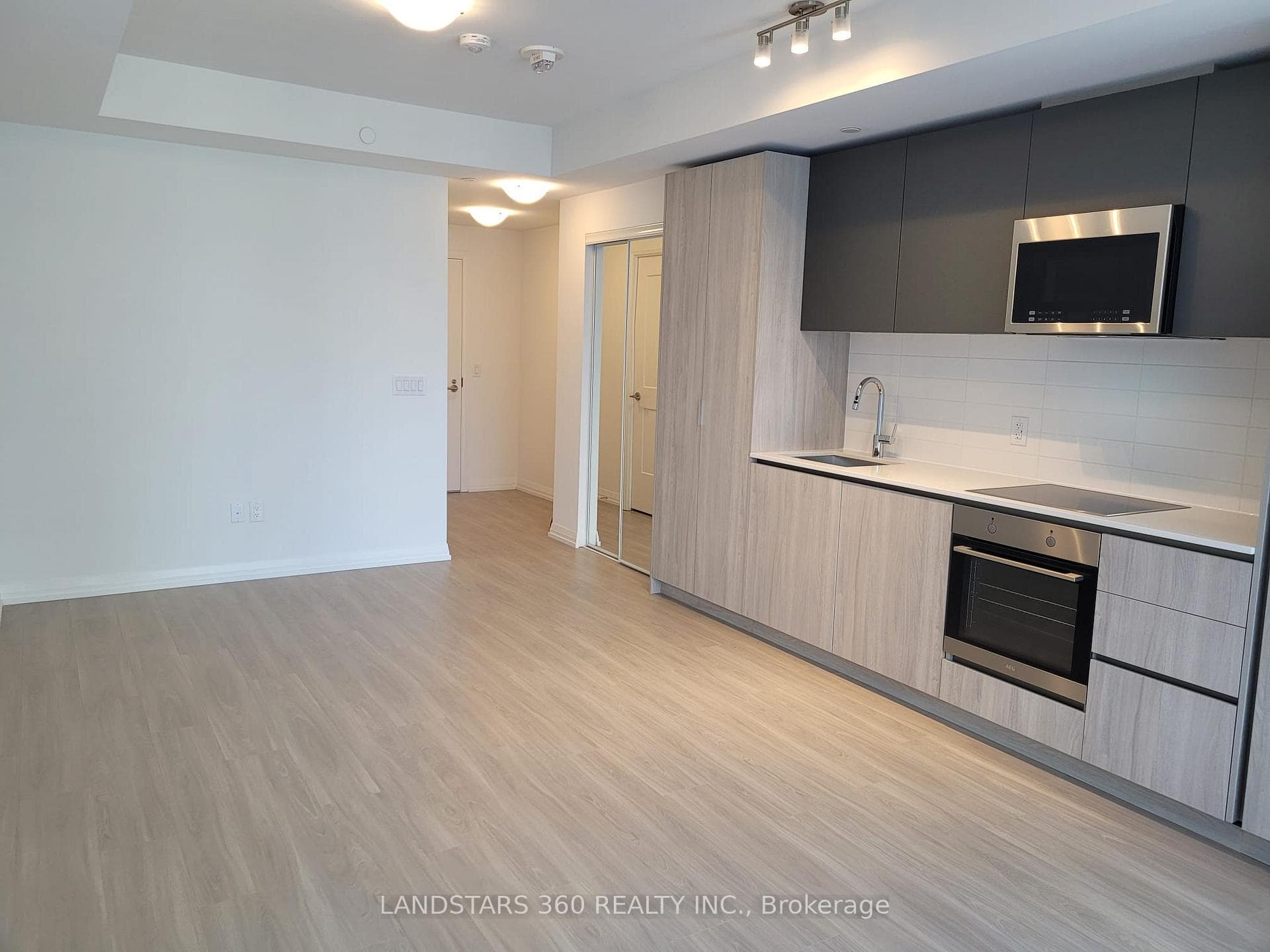8 Widmer Street Unit 3908 photo 2