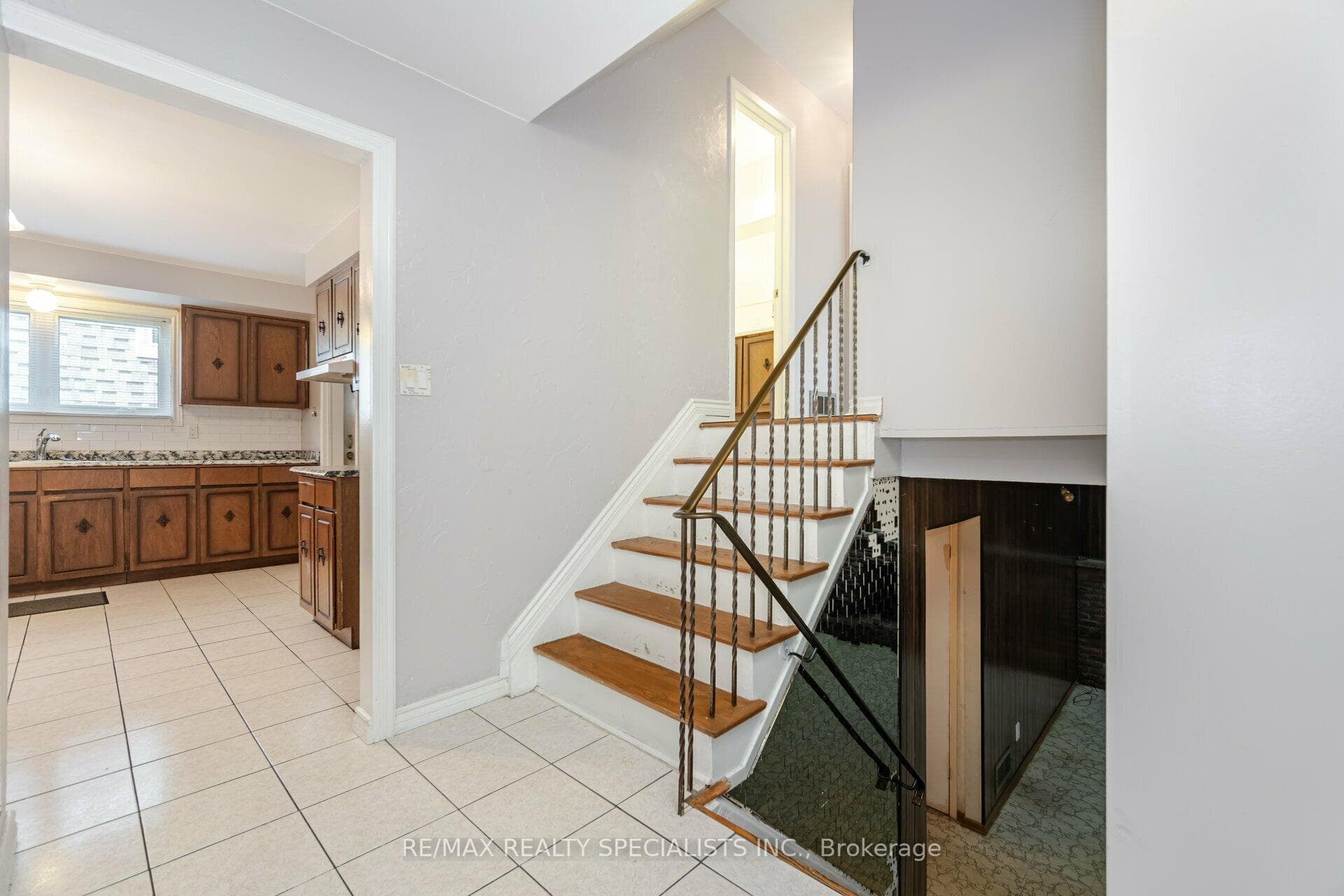 2454 Goodison Avenue photo 12