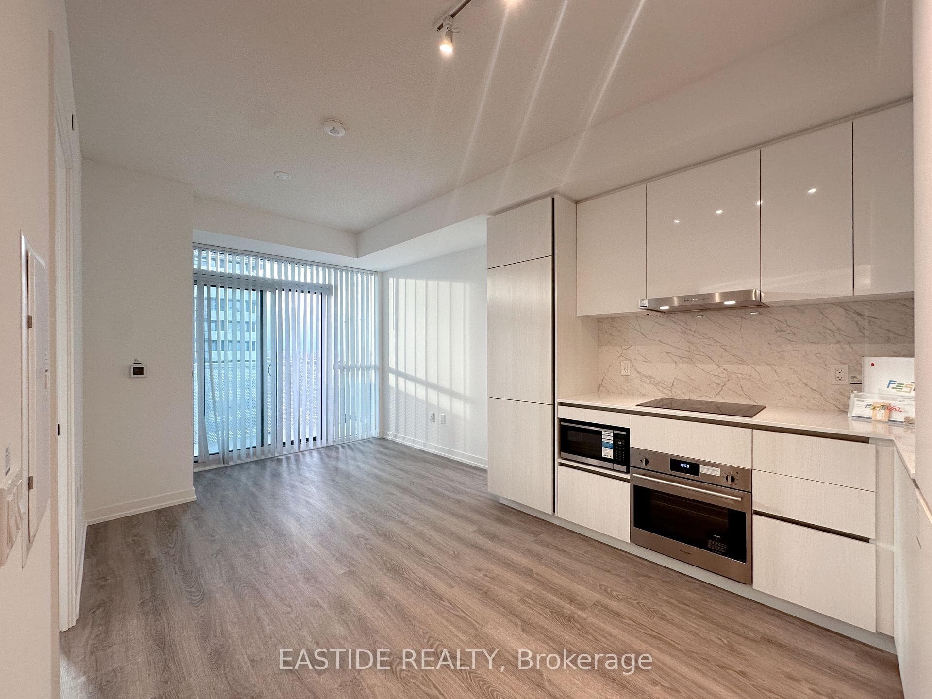 8 Interchange Way Unit 1215 photo 4