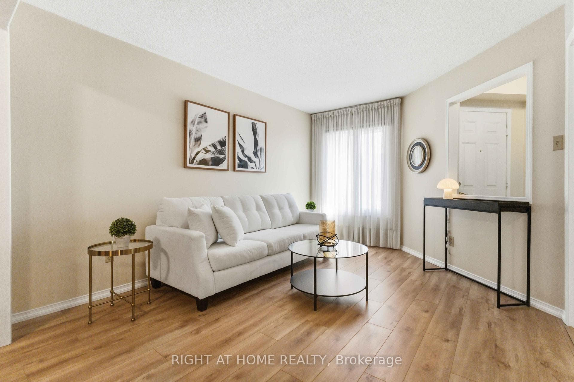 39 Davies Cres - Living Room