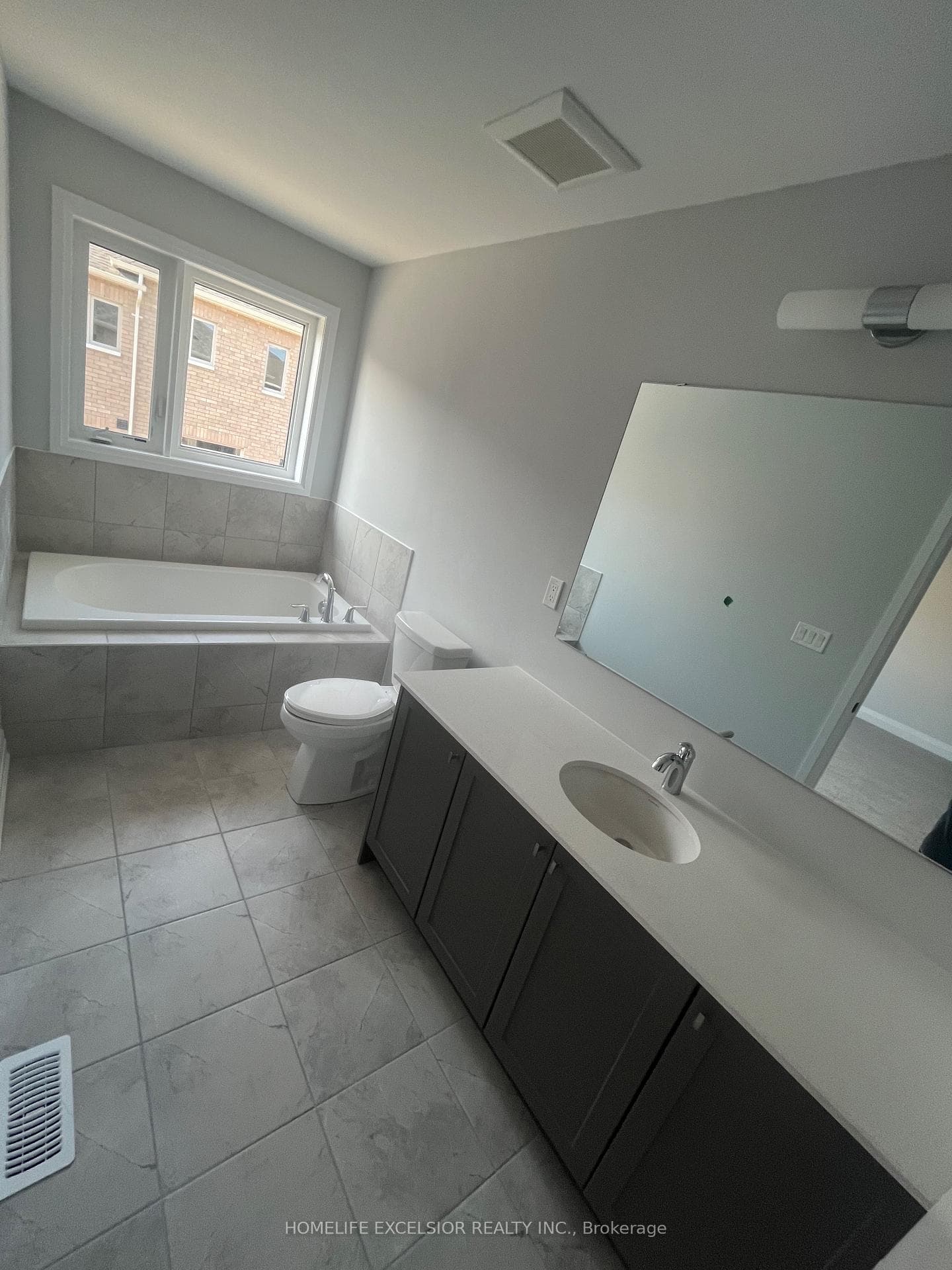 2nd floor 5 piece ensuite bathroom.