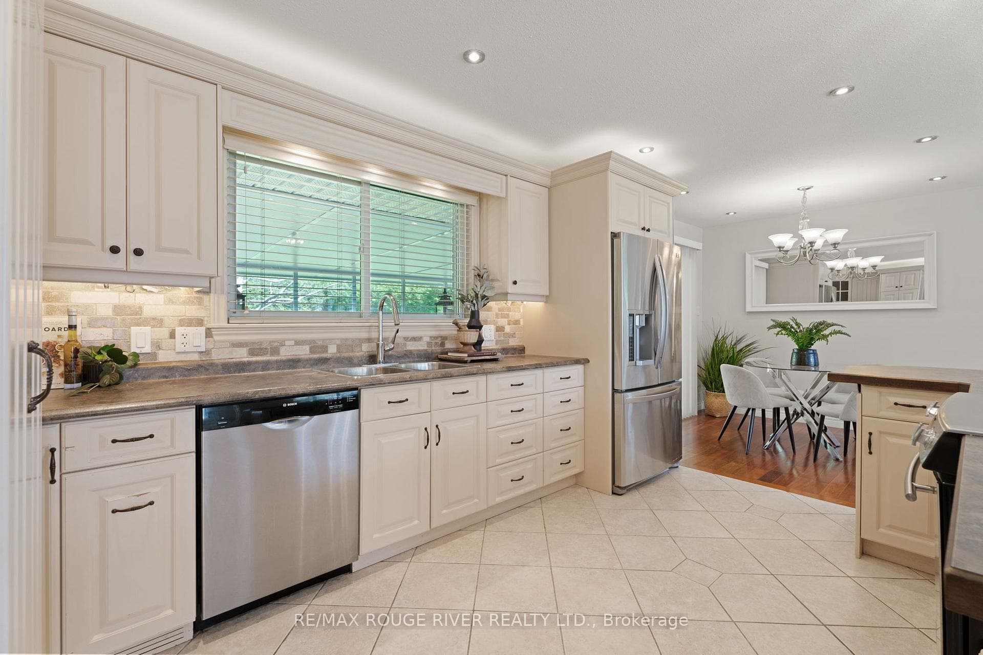 468 Victoria Street photo 11