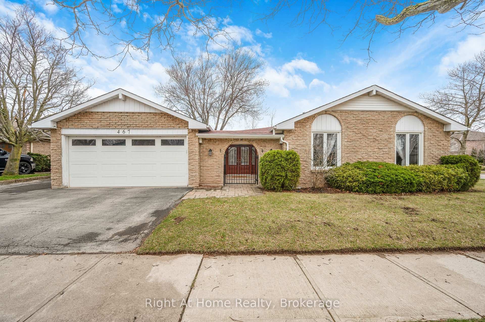 467 VANGUARD Crescent photo 1