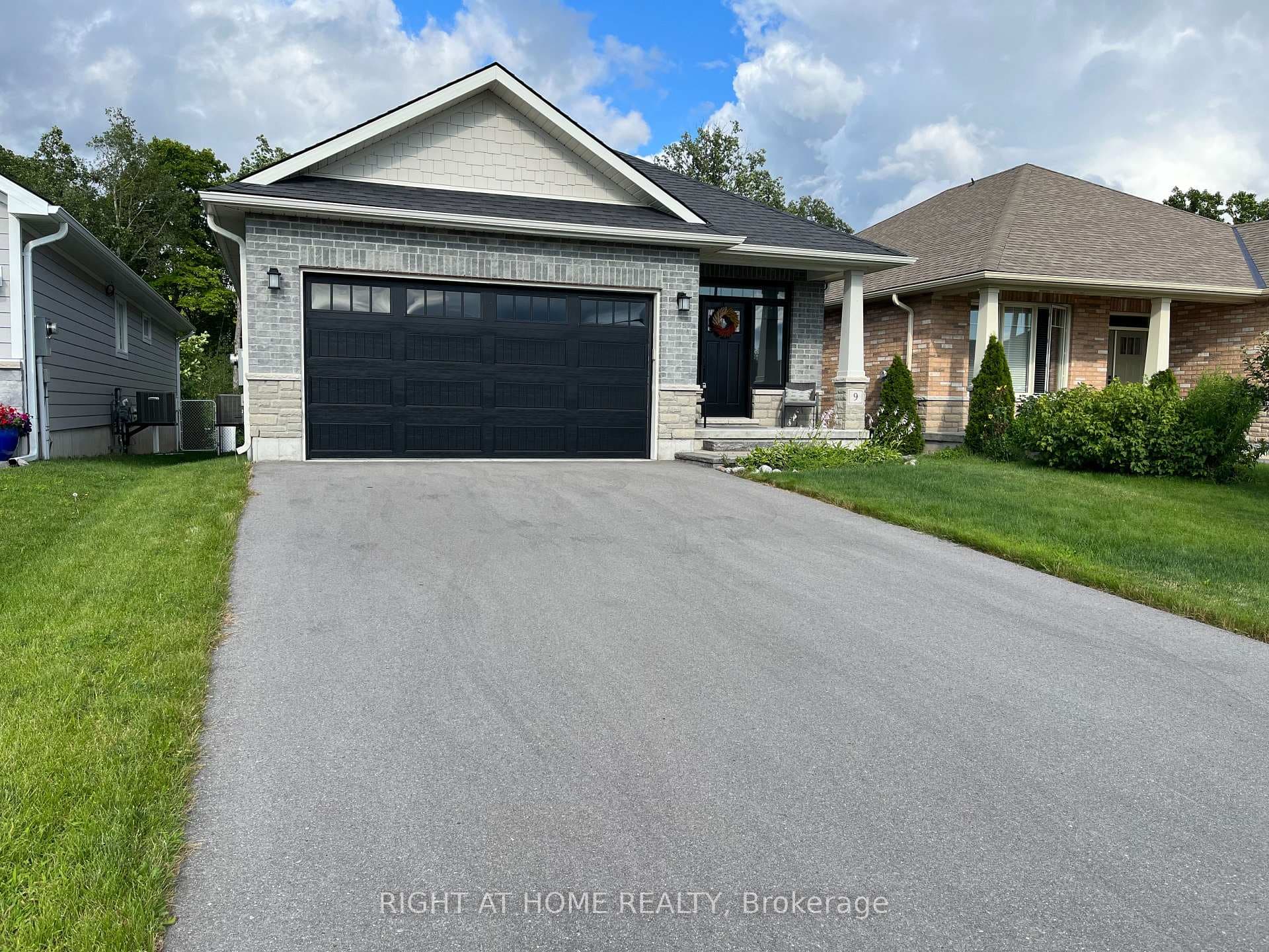 9 Mercedes Drive photo 1