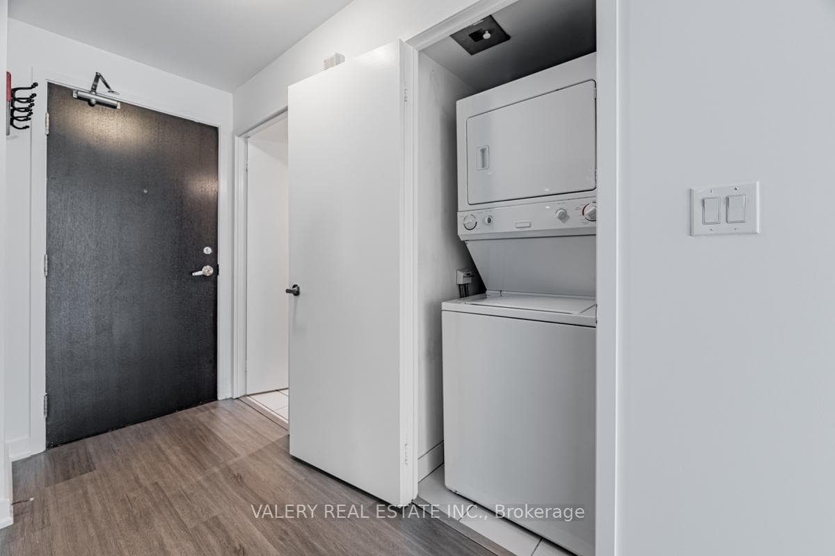 8 Telegram Mews Unit 709 photo 3