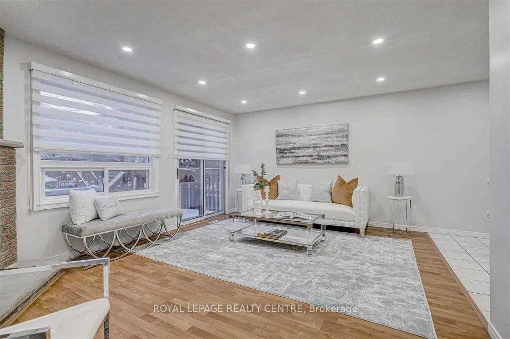 390 Wendron Crescent Unit Upper Unit photo 2