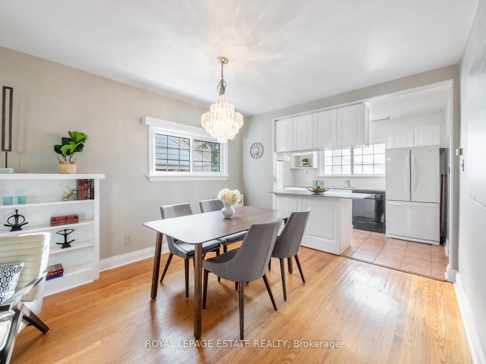 4669 Dundas Street photo 2