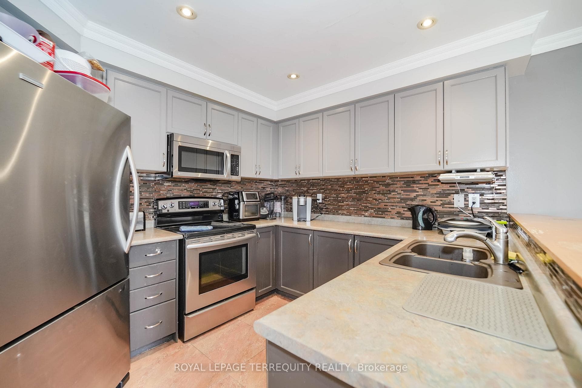9027 Yonge Street photo 5