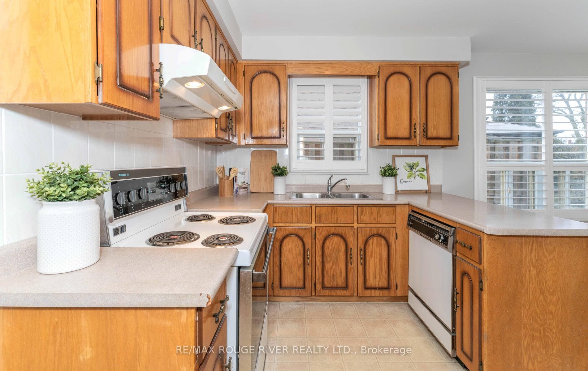 137 Maberley Crescent photo 13