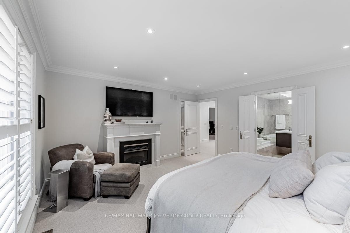 393 Glengrove Avenue photo 14