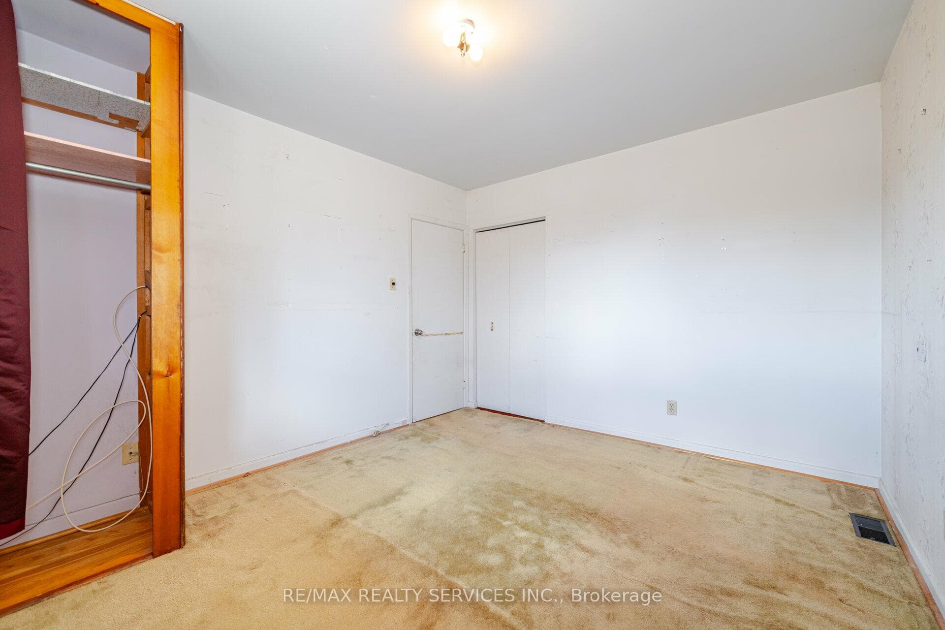2553 Padstow Crescent photo 17
