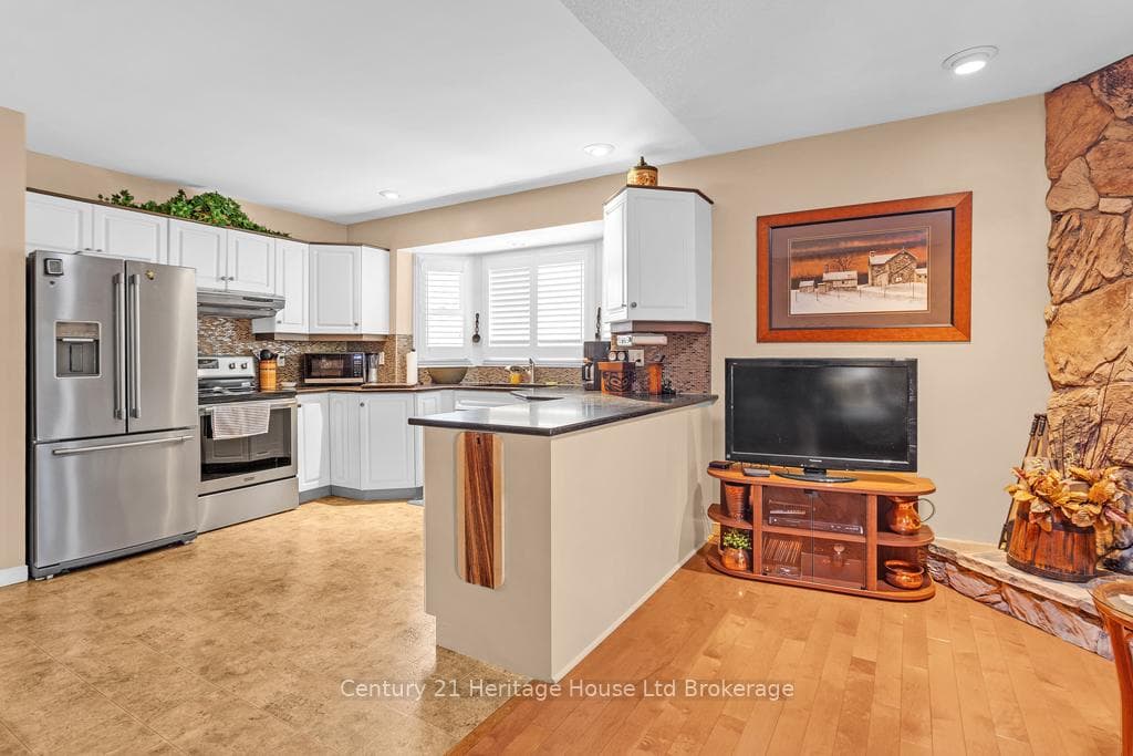 Eat-in kitchen