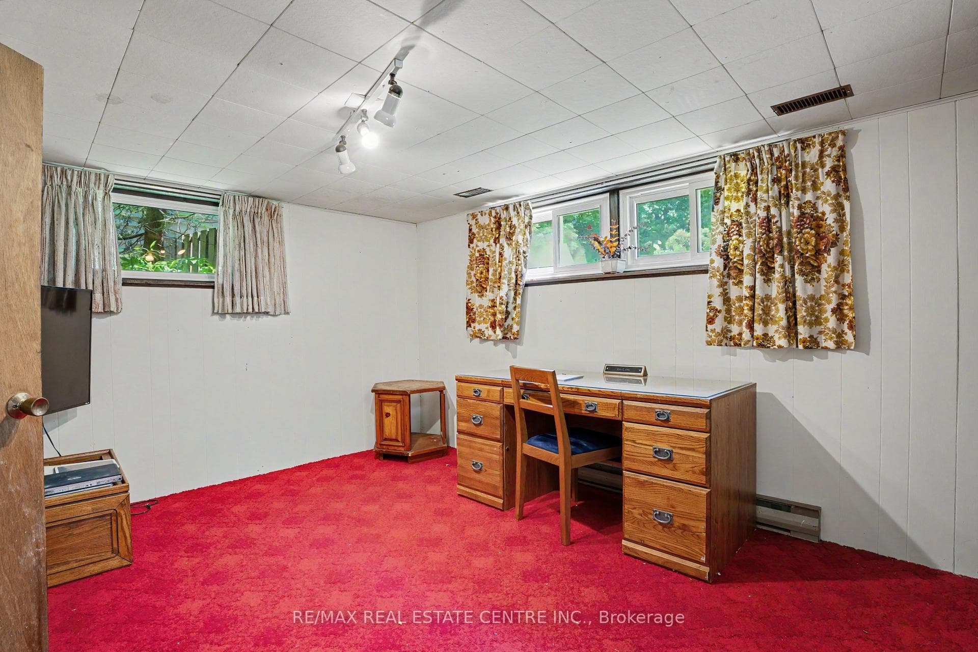 2068 Wellington Avenue photo 29