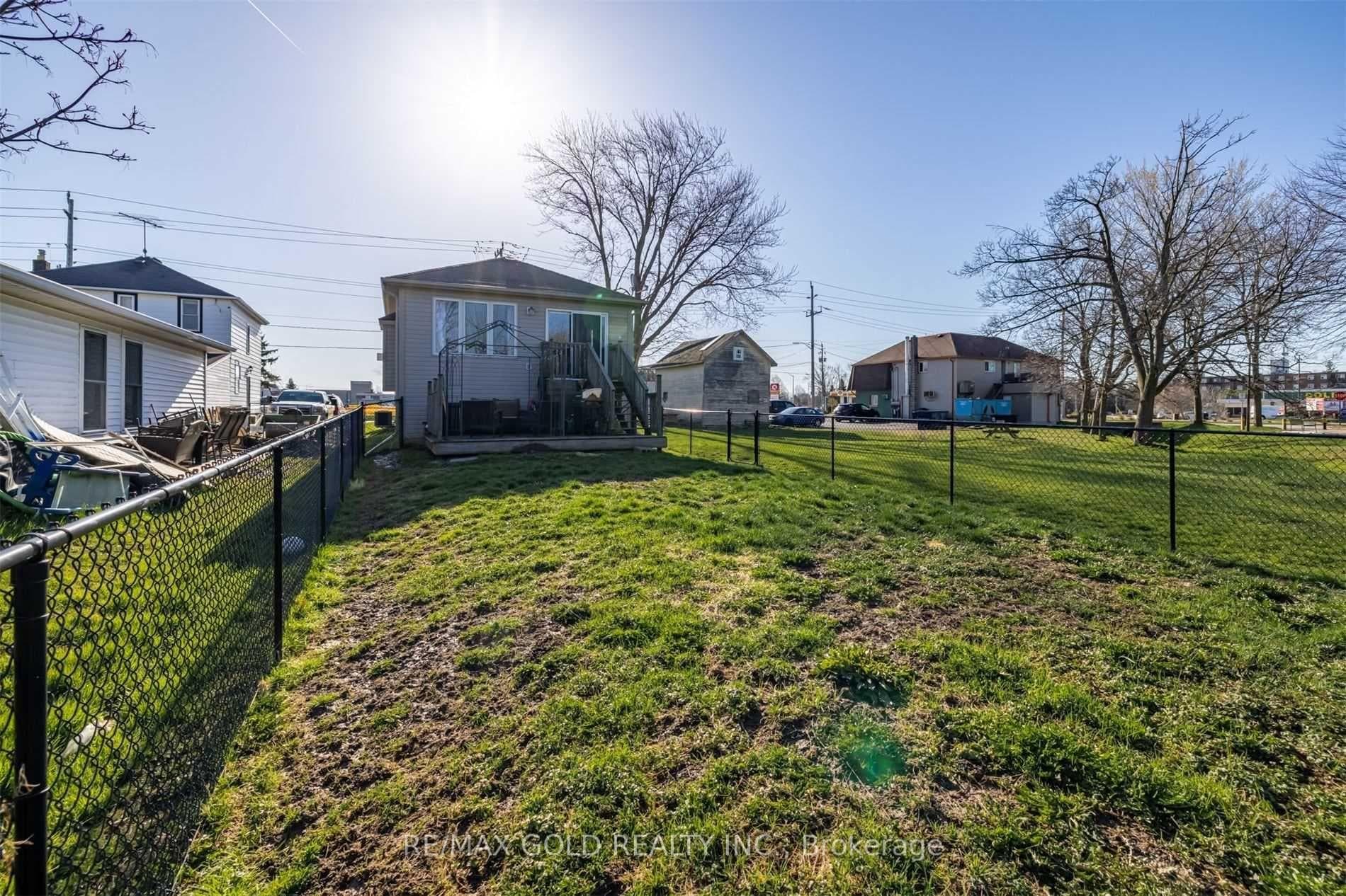 11 Rose Avenue photo 33