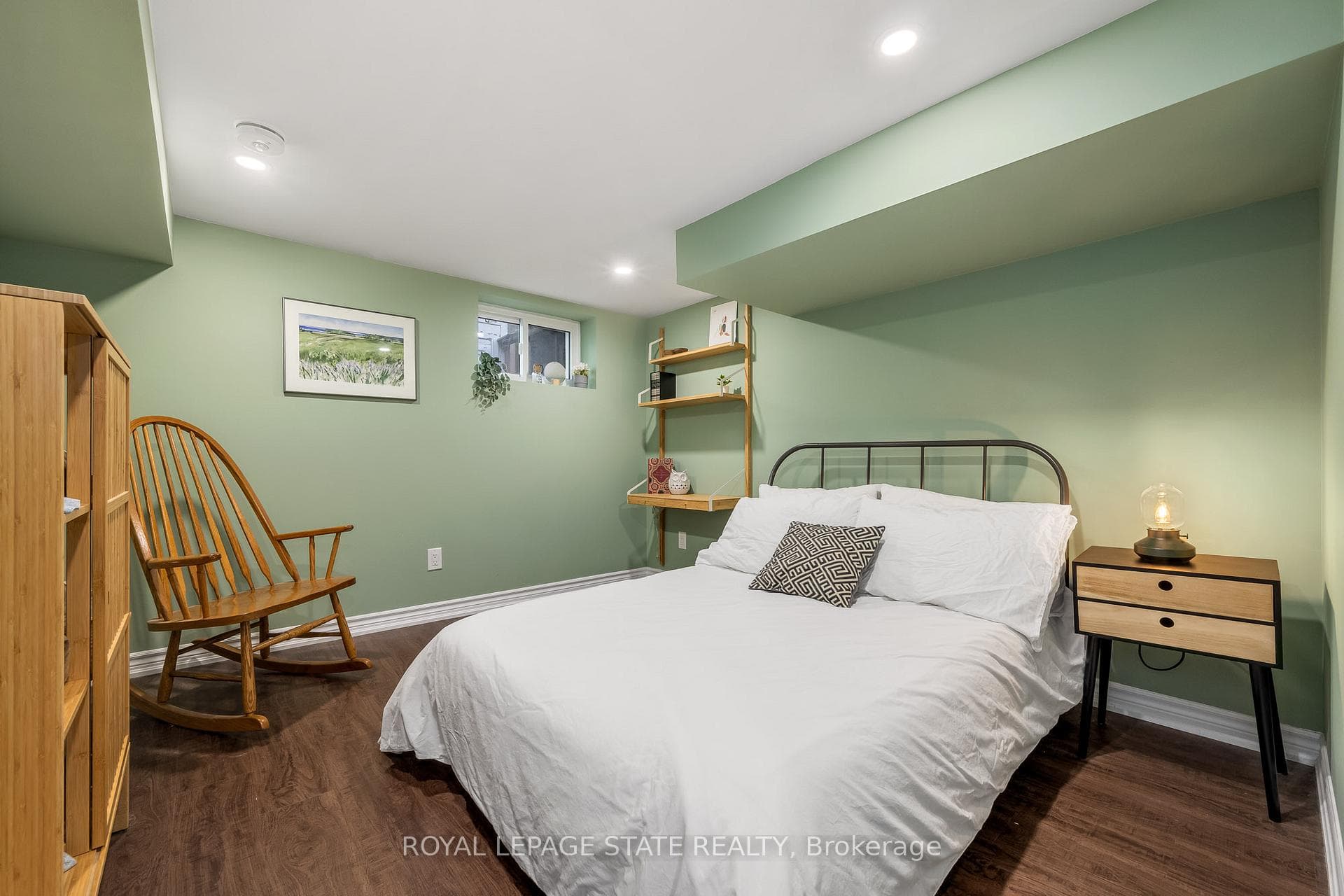 126 Queensdale Avenue photo 19