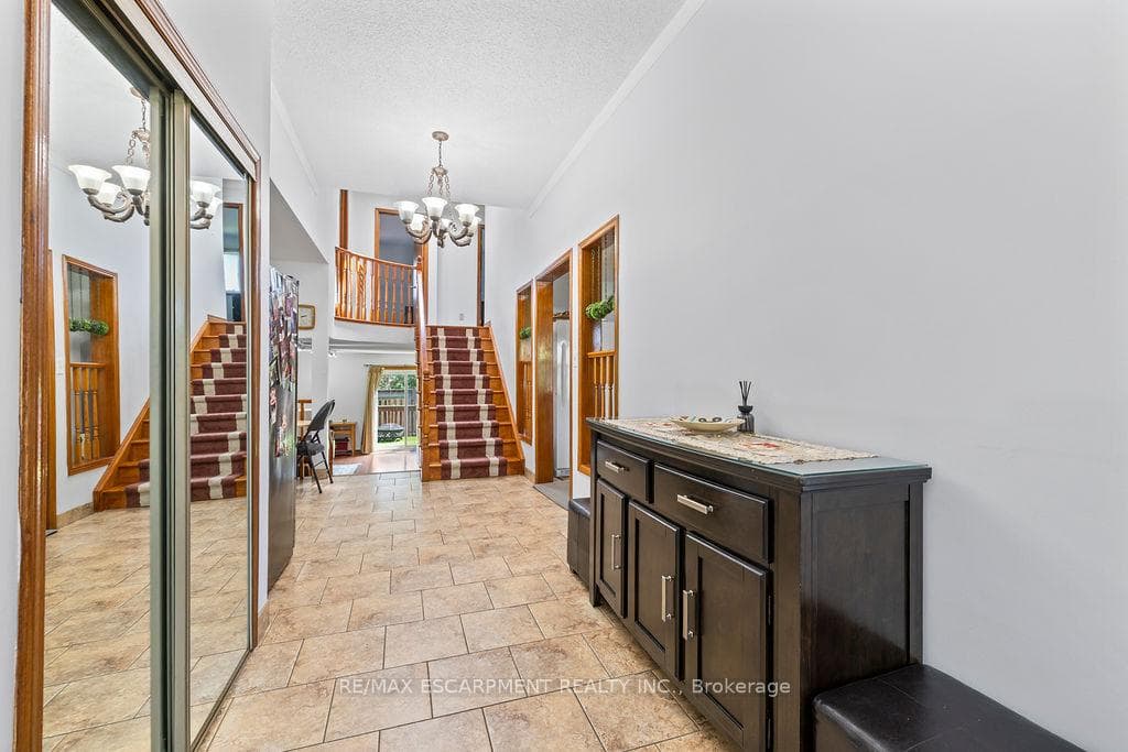 140 Solomon Crescent photo 8