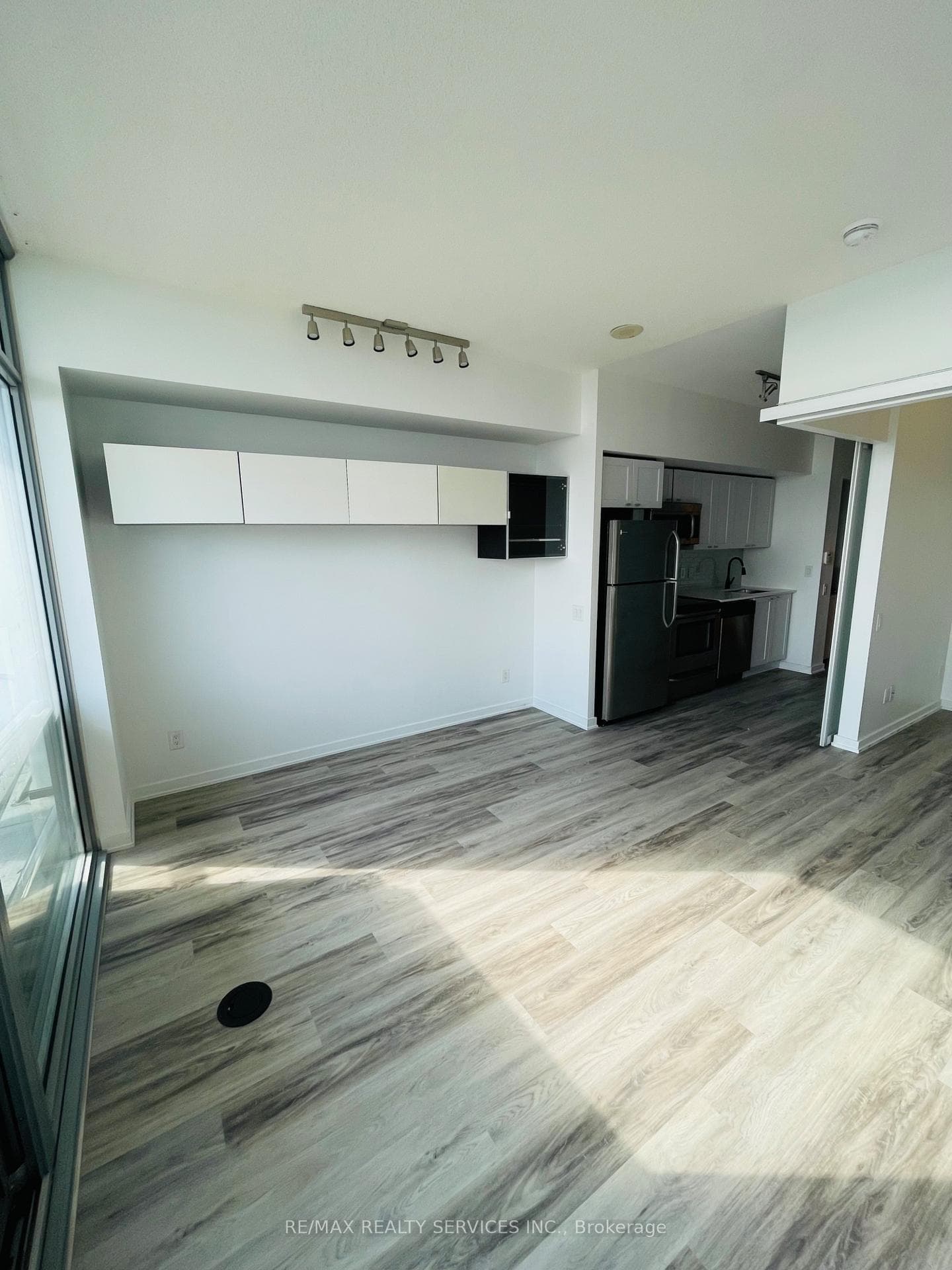 105 The Queensway Avenue Unit 1007 photo 8