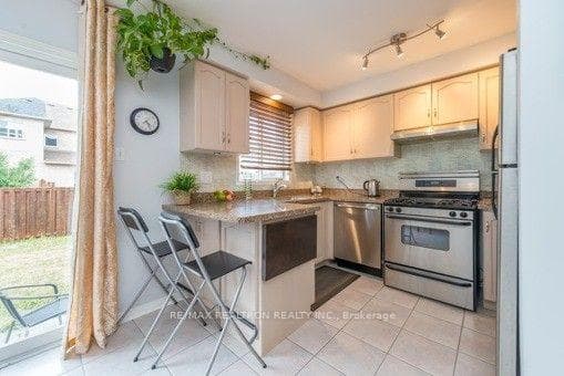 122 Benjamin Hood Crescent photo 8