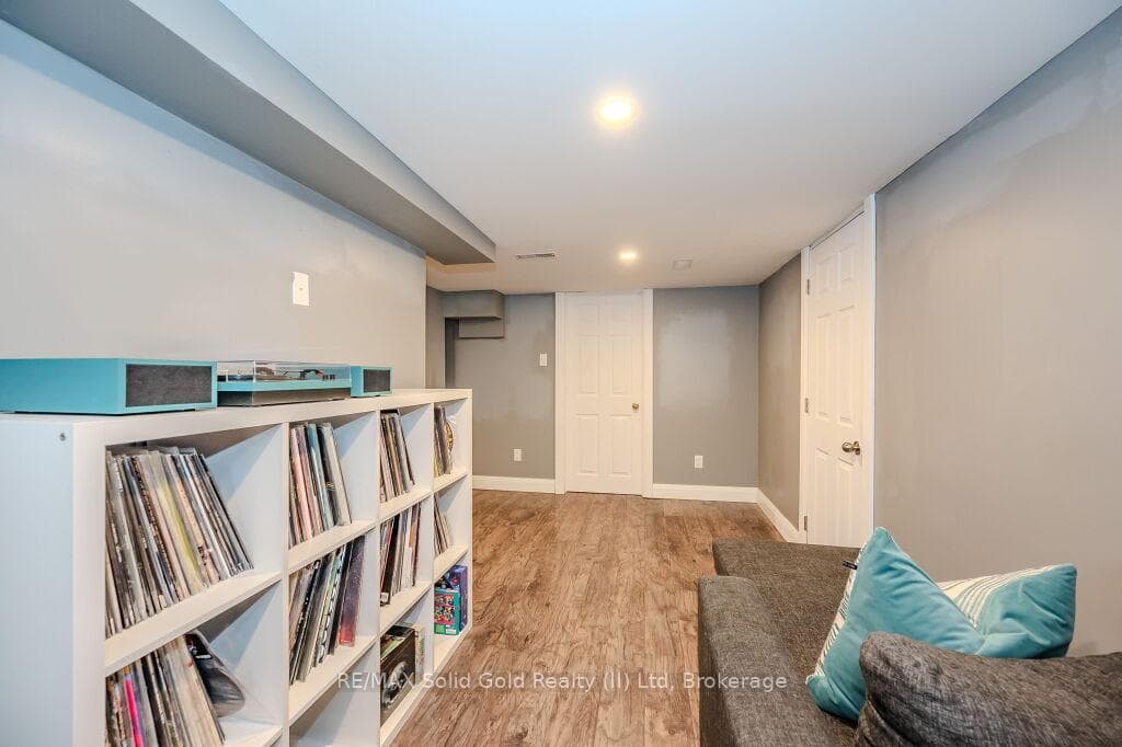 25 Hett Avenue photo 24