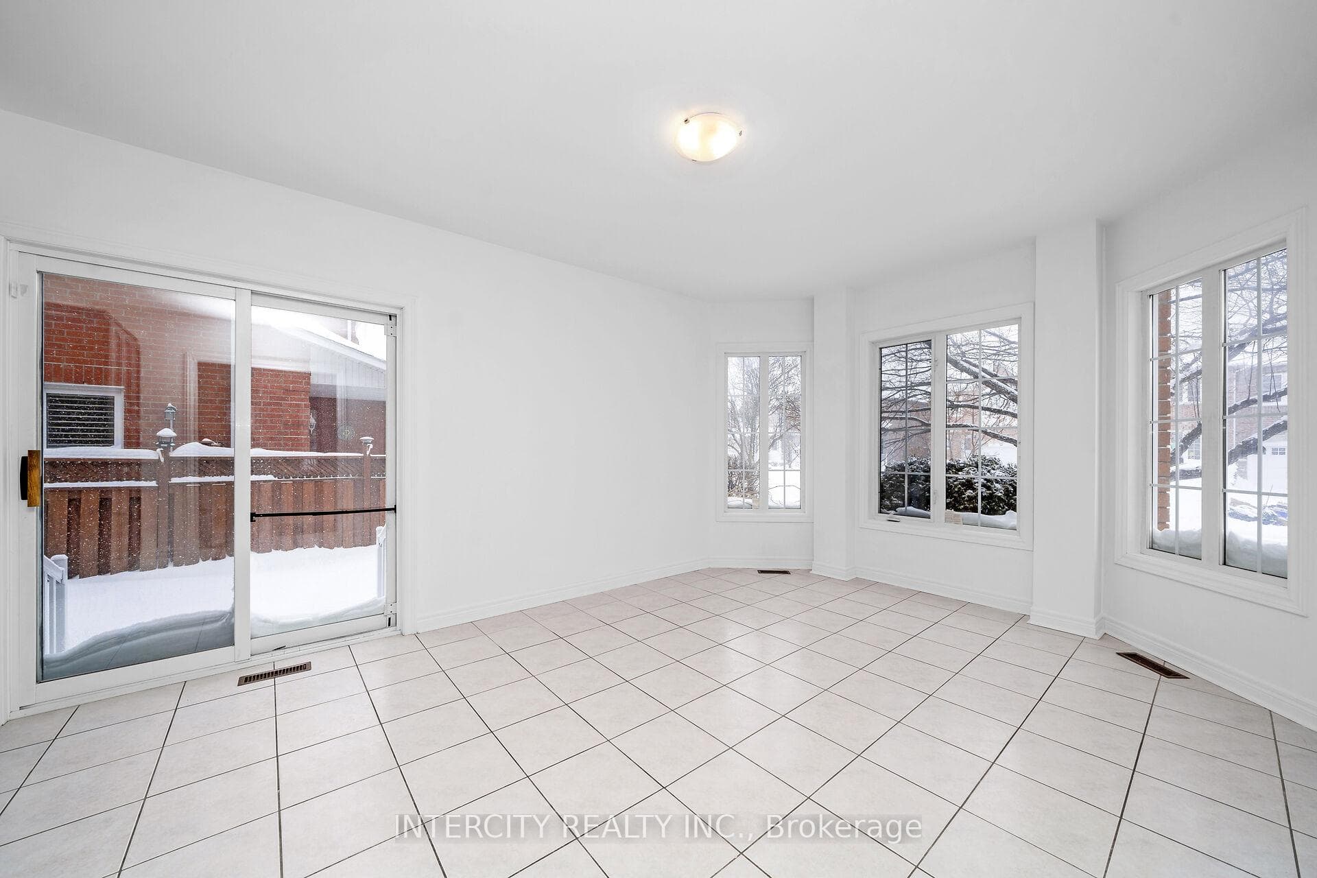 77 Foxchase Avenue photo 12