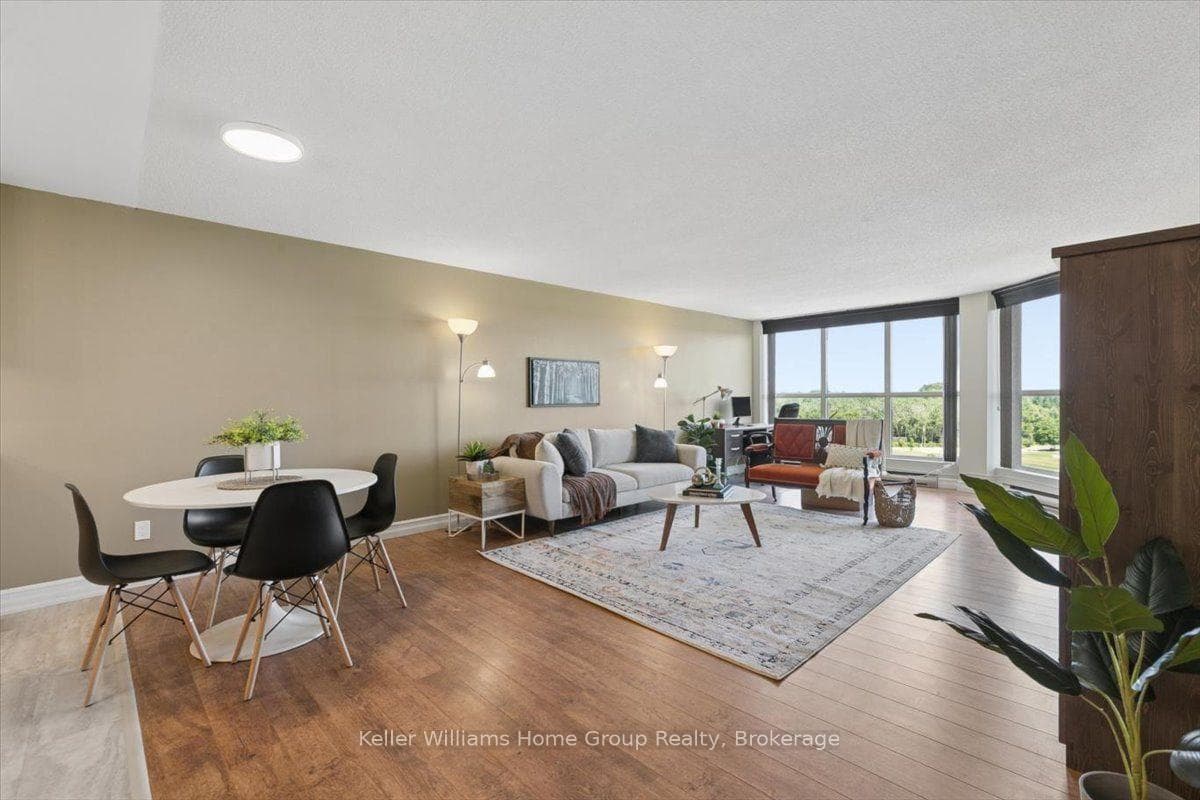 Open Concept livieng /Dining area