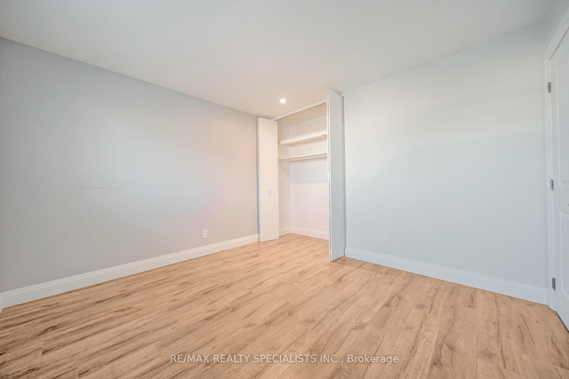 124 Roberts Crescent Unit Upper photo 28