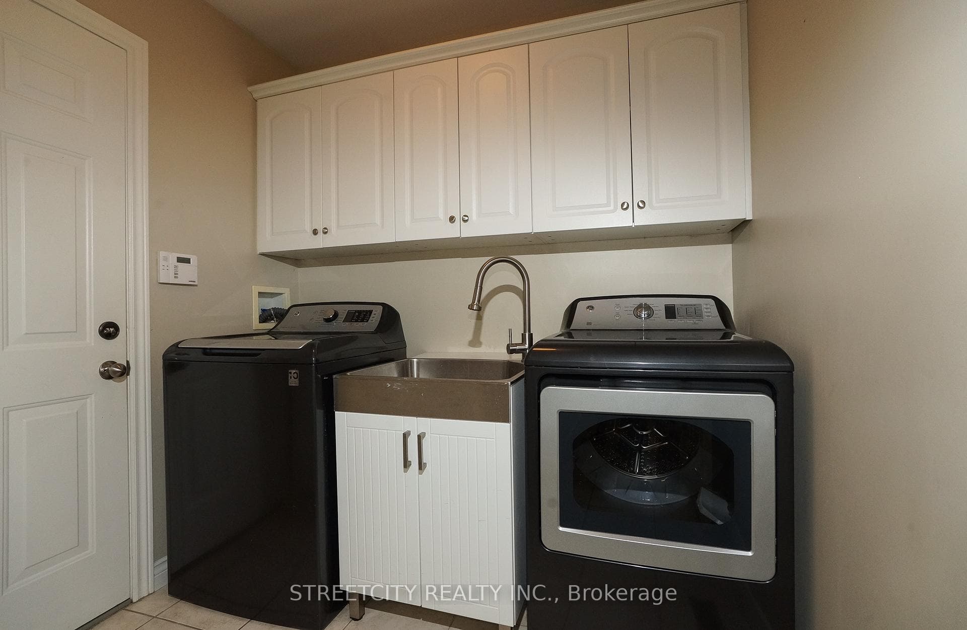 1861 Louise Boulevard photo 24