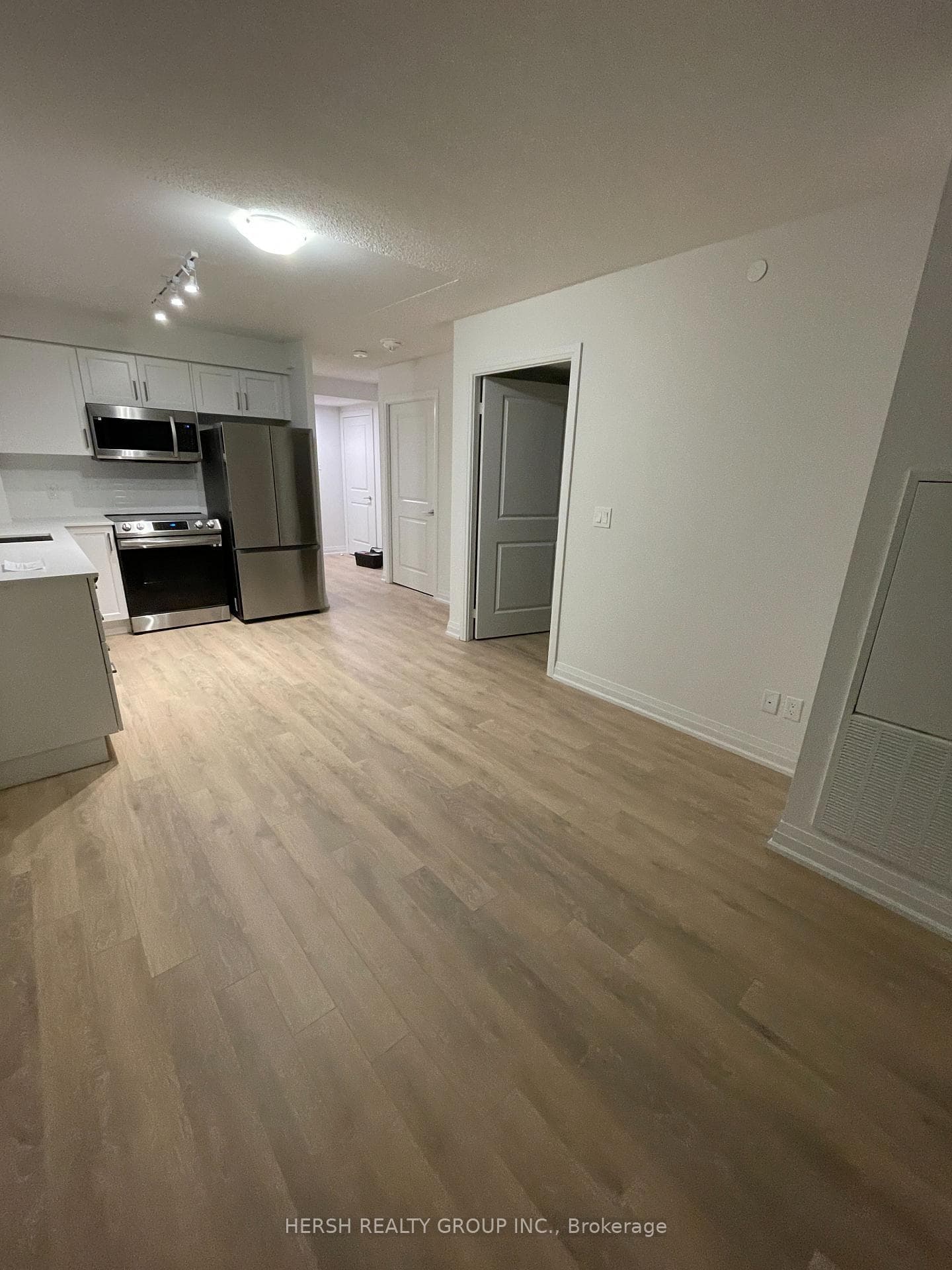 20 Meadowglen Place Unit 1407 photo 8