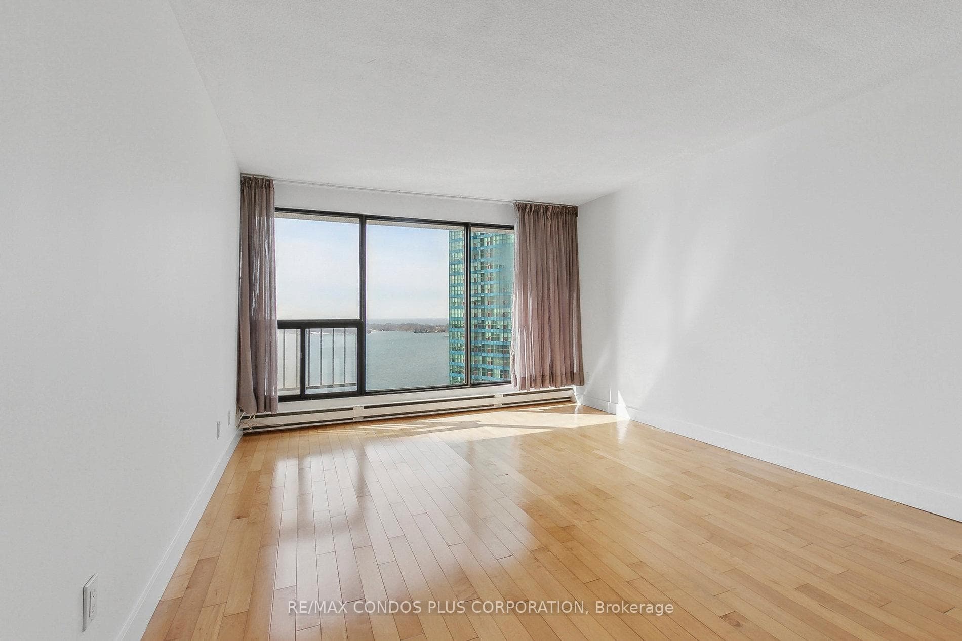 65 HARBOUR Square Unit 2008 photo 24