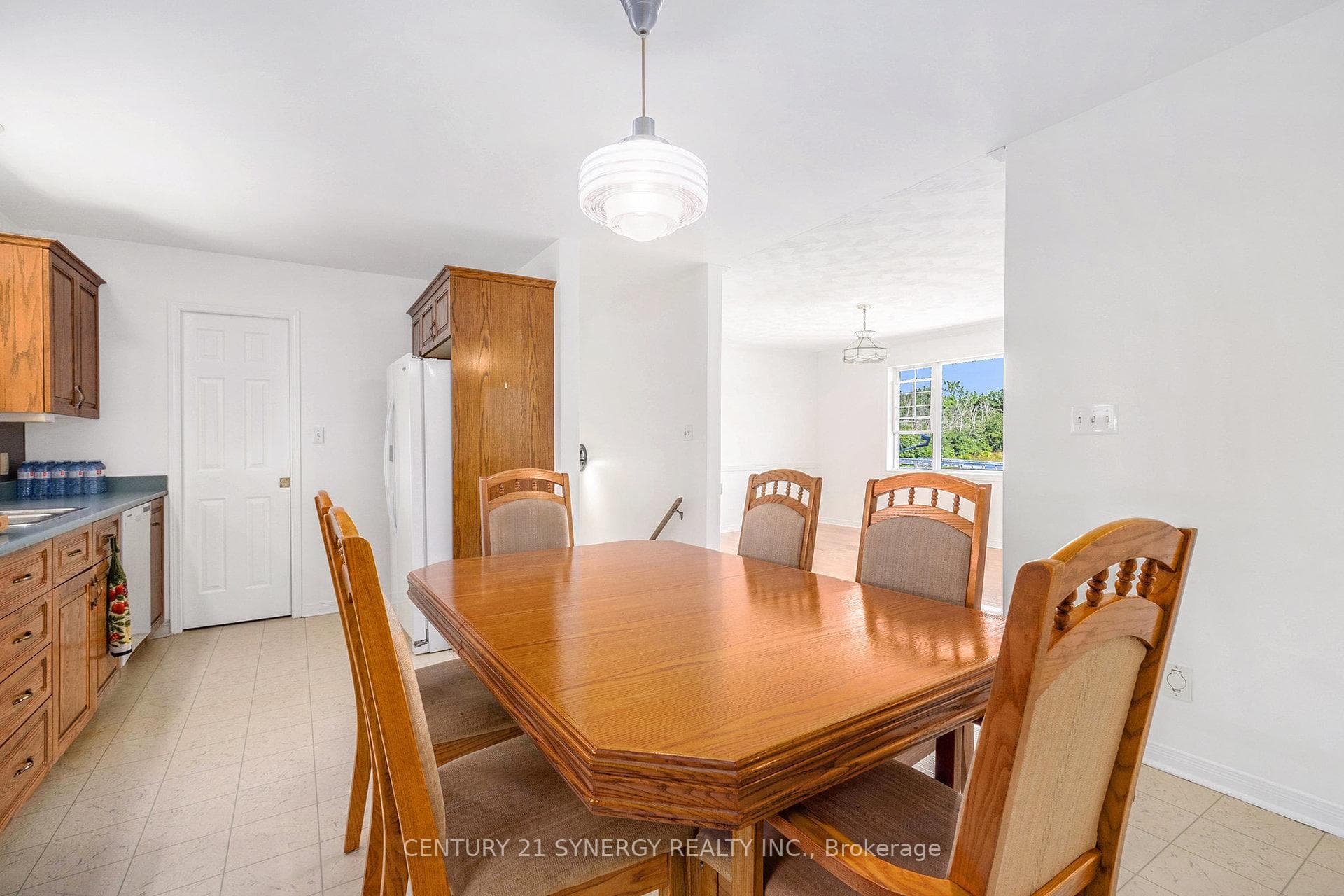887 Macpherson Road photo 5