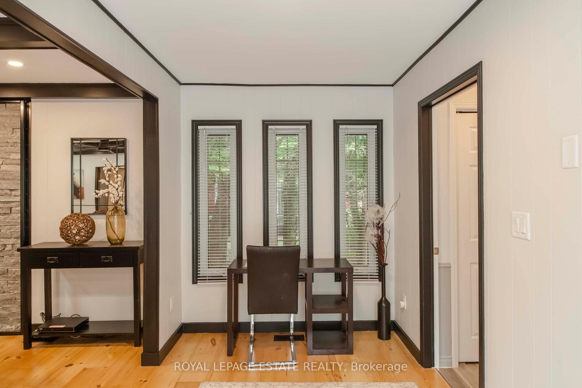 711 Oxford Crescent photo 24