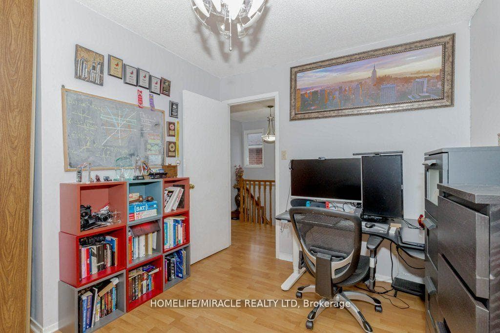 66 Ebby Avenue photo 28