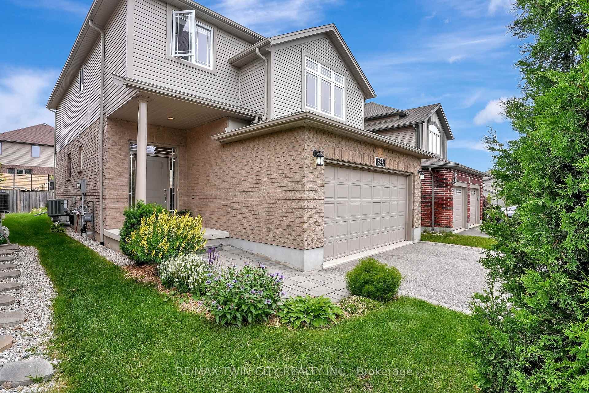 364 Westpark Crescent photo 2
