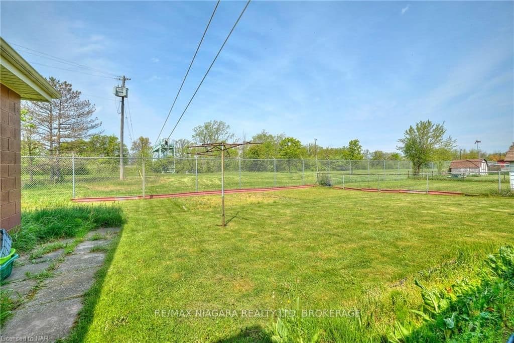 Large Backyard-no rear neighbours!