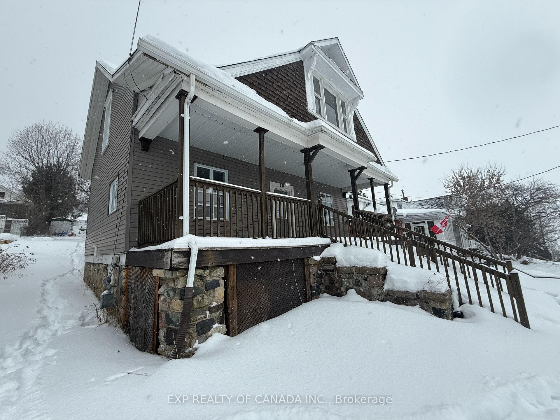 646 Brewster Street photo 2