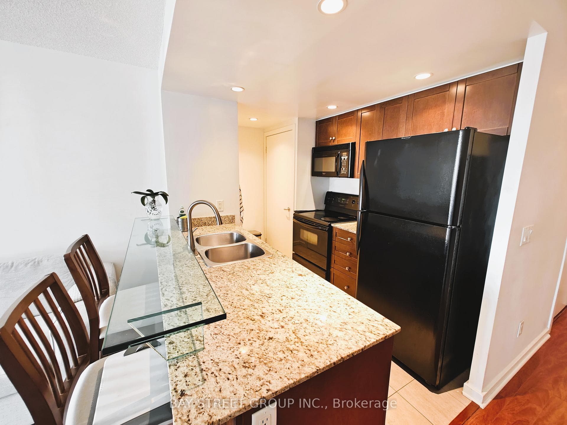 208 Queens Quay Unit 806 photo 11
