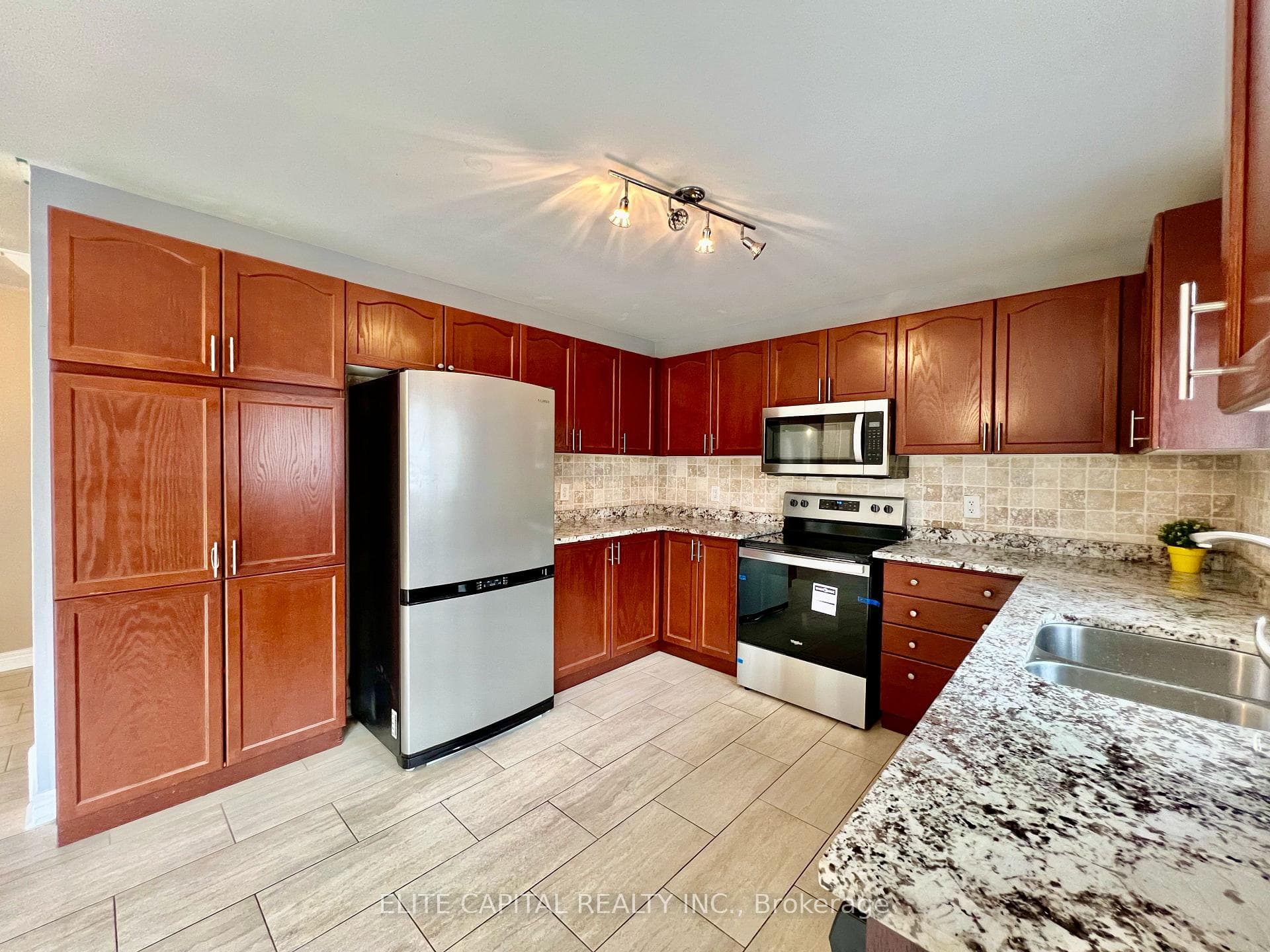381 Wright Crescent photo 8