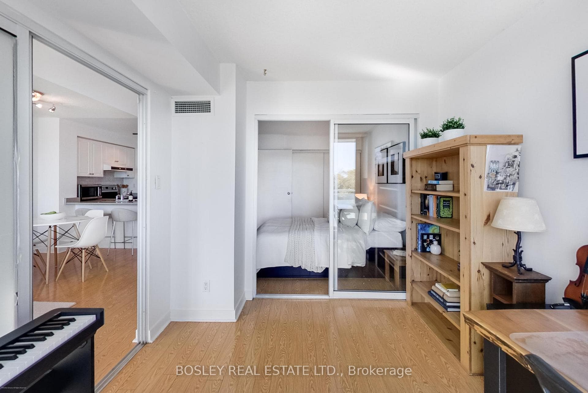 650 Queens Quay Unit 508 photo 13