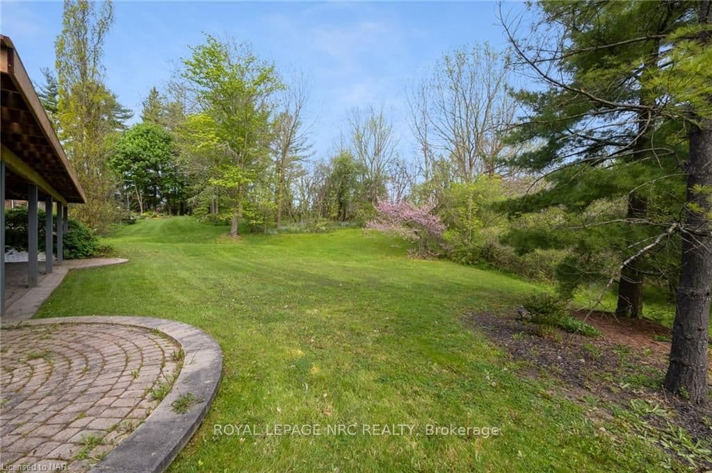 7 LESLIE Place photo 15