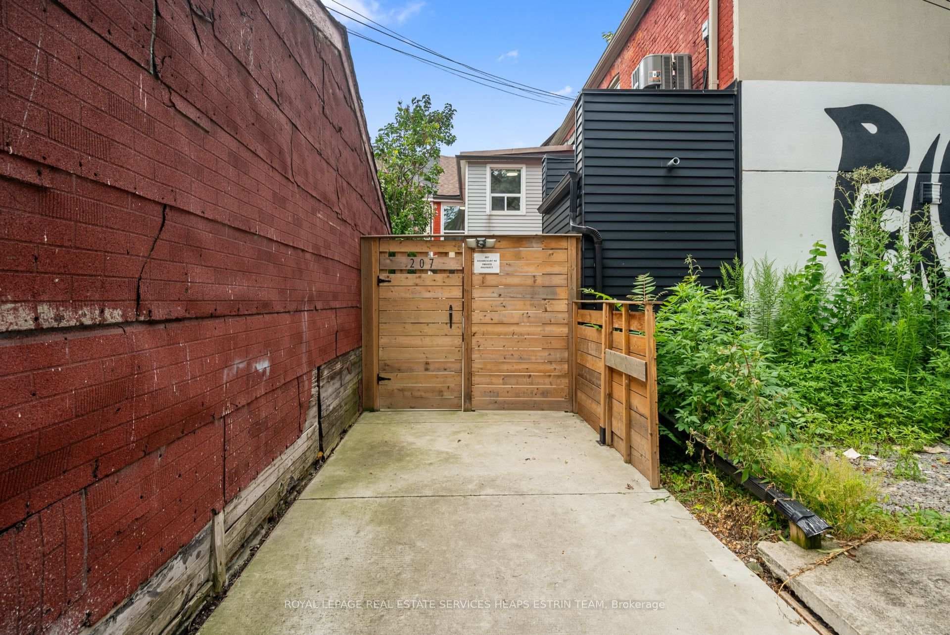 207 Dovercourt Road photo 32